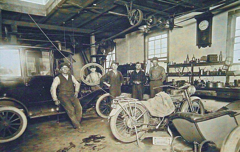 mecanicos em uma oficina mecanica antiga